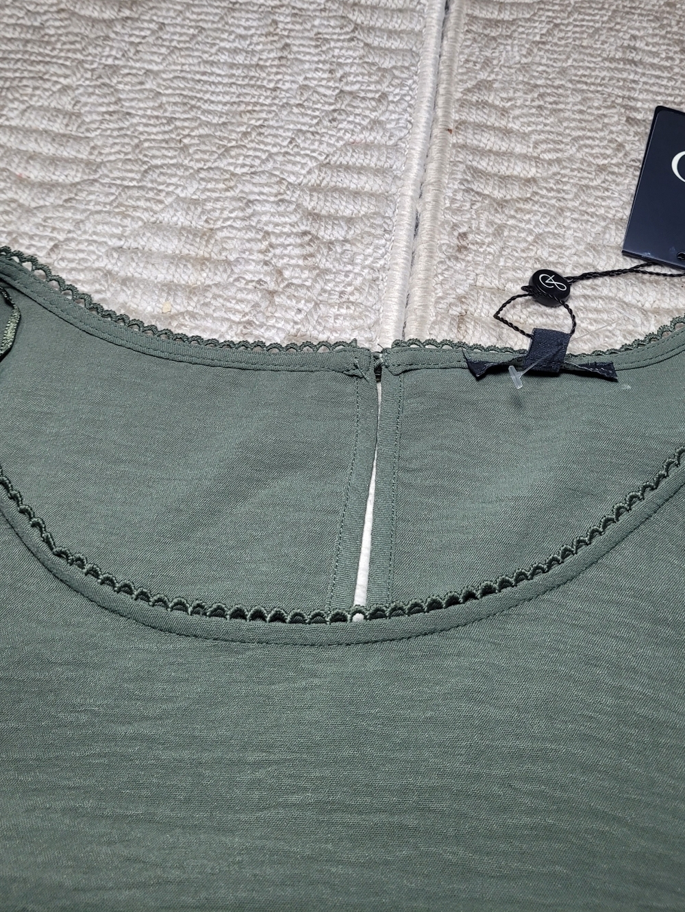 NWT Adrianna Papell Olive Green Puff Sleeve Top Scalloped Eyelet Hem 1X - Picture 5 of 16